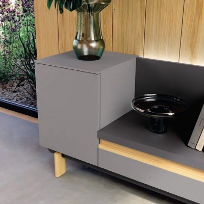 Móvel cinzento e madeira clara com vaso de vidro e prato decorativo preto