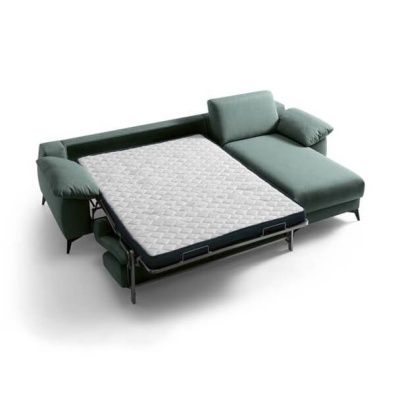 Sofá-cama verde com cama dobrada exposta em fundo branco