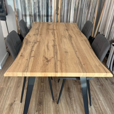 Mesa de Jantar com 4 Cadeiras - Estilo Rústico e Moderno