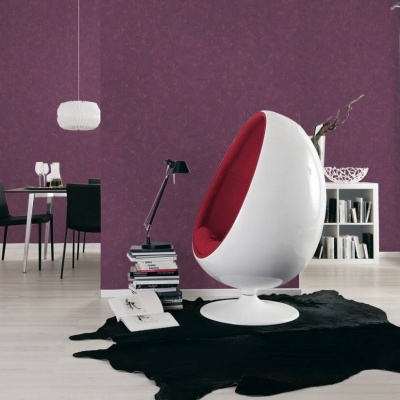 Cadeira cápsula branca com interior vermelho em sala moderna com mesa, cadeiras e estante