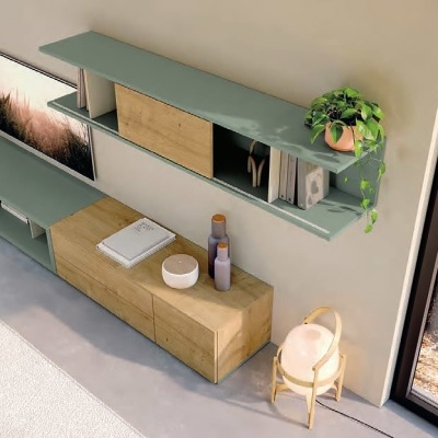 Estante de parede e móvel de apoio em madeira clara e verde pastel com decoração