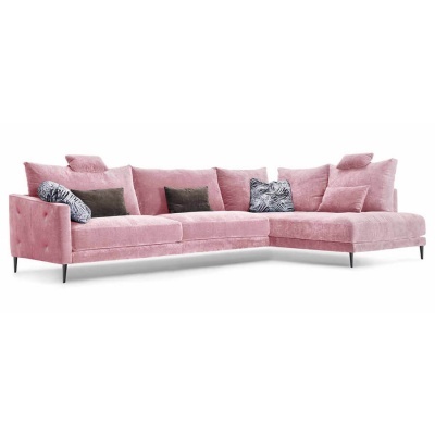 Sofá de canto rosa com almofadas decorativas em fundo branco