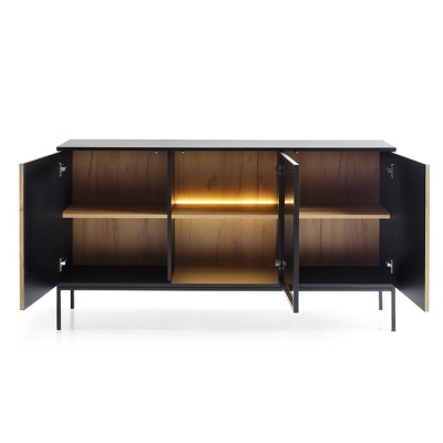 Aparador de madeira preto com portas abertas mostrando interior em madeira clara e luz LED