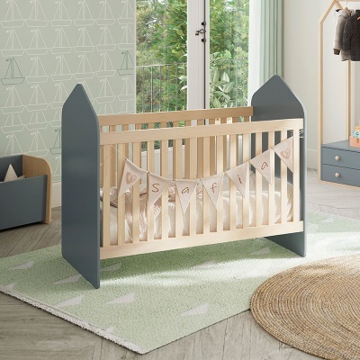 Berço Bebé Casinha Verde com Grade de Pinho