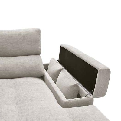 Sofá cinza claro com compartimento de armazenamento aberto contendo almofadas
