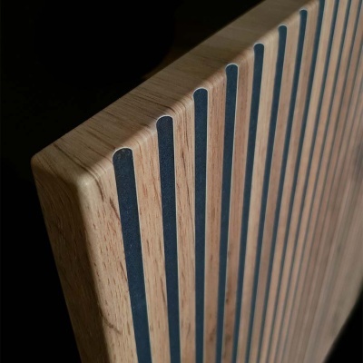 Aparador Carvalho com Ripas e Porta de Vidro Sento