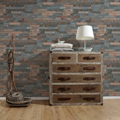 Cómoda rústica de madeira com cinco gavetas frente de pedra cinza e azul