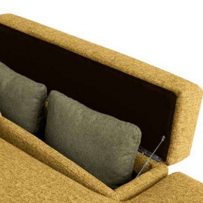 Sofá castanho claro com espaço de arrumação e almofadas cinzentas