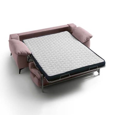 Sofá cama rosa aberto com colchão branco e estrutura metálica