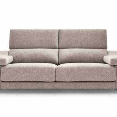 Sofá cinza claro de três lugares com braços largos e pés metálicos