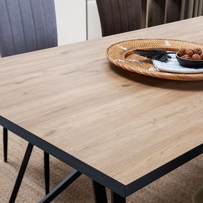 Mesa de Jantar em Madeira com Pernas Metálicas Pretas