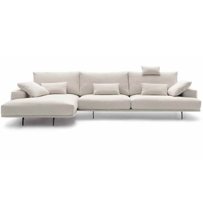 Sofá modular bege com almofadas e chaise longue