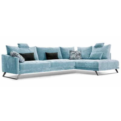Sofá de canto azul claro com almofadas decorativas e pernas metálicas