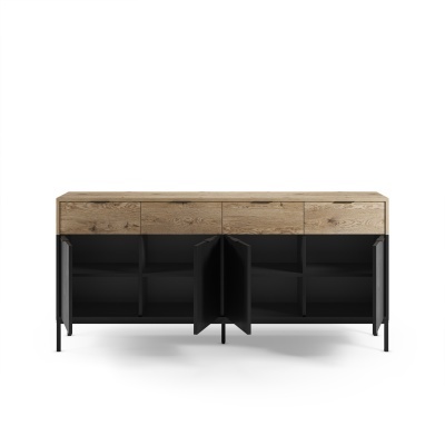 Aparador de madeira clara com três gavetas e portas pretas abertas mostrando prateleiras