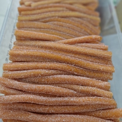 Doces compridos âmbar com cobertura cristalizada, alinhados em fileiras