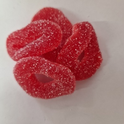 Balas de goma vermelhas em forma de anel com açúcar