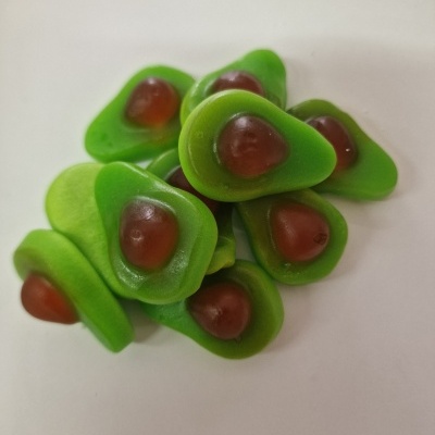 Balas em formato de abacate verde com centro castanho