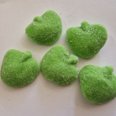 Doces verdes em forma de maçã cobertos de açúcar