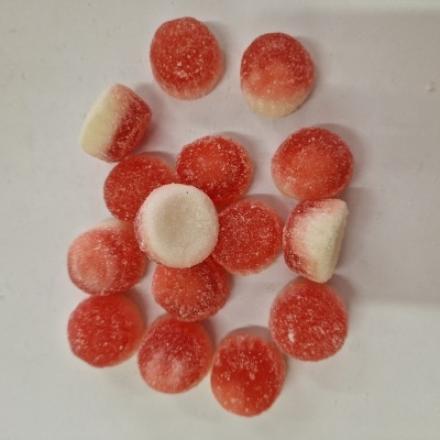 rebuçados redondos vermelhos e brancos cobertos de açúcar sobre fundo branco