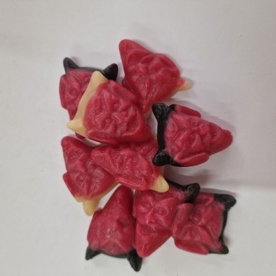 Gomas triangulares vermelhas com base amarela e pontas pretas sobre fundo branco