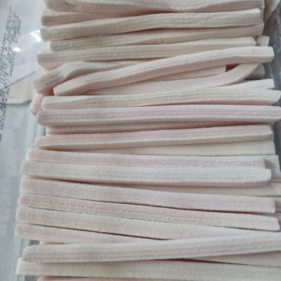 varas retangulares de massa cor de rosa empilhadas em bandeja