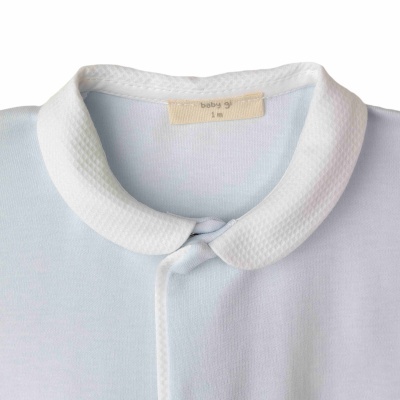 Roupão/macabão azul claro com colarinho branco texturizado e etiqueta 'baby gil 1 m'