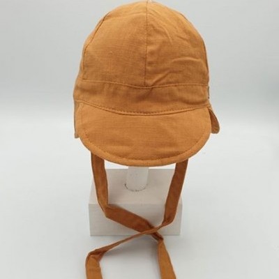 Boné infantil castanho com tiras para amarrar sobre suporte branco