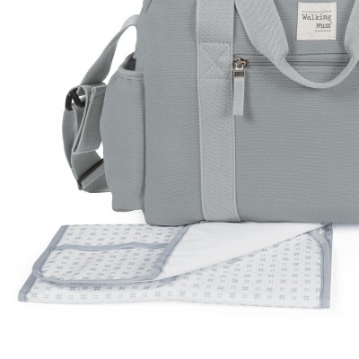 Mala de bebé cinzenta com toalha branca e cinzenta com padrão de cruzes pequenas