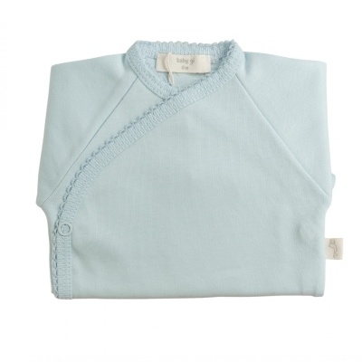 camisa de bebé azul claro com bordado e botão de pressão