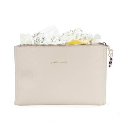 Mala pequena bege com fecho e pérolas e vários saquinhos dentro