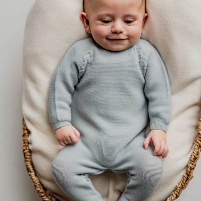 Babygrow tricotado em lã merino verde seco | WINTER DAY Wedoble