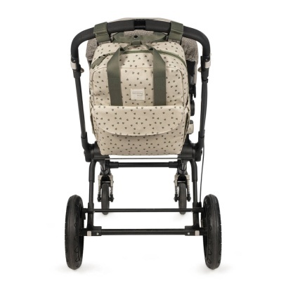 Carrinho de bebé preto com mochila bege com padrões pretos.