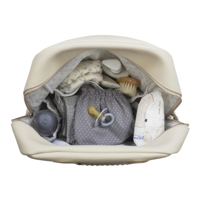 Necessaire bege aberta com itens de cuidado de bebé visíveis