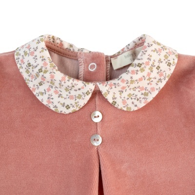 Casaco de bebé rosa velho com gola floral e botões pequenos