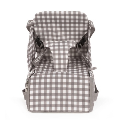 Cadeira elevatória para criança com padrão de quadrículas cinza e branco