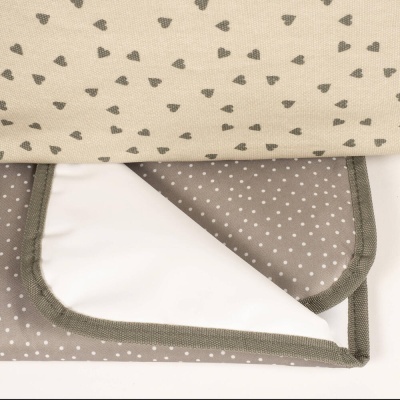 Toalha ou tecido com padrão de corações cinza e bolinhas brancas, bordas cinza