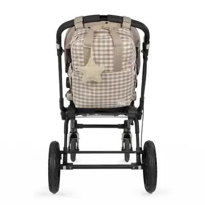 Carrinho de bebé com saco xadrez bege e branco decorado com estrela