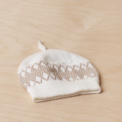 Gorro branco com padrão geométrico castanho em tecido tricotado
