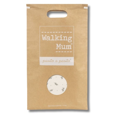 Saco de papel castanho com texto branco Walking Mum e pasito a pasito, com padrão de ramos preto em círculo