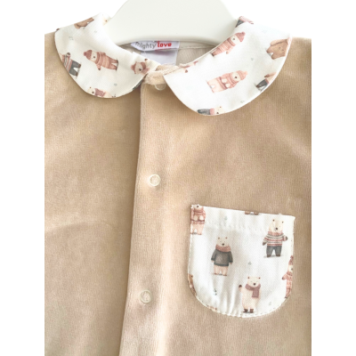 Macacão de bebé bege com padrão de ursos na gola e bolso