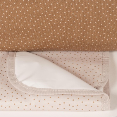 Tecido com padrão de pequenos pontos em castanho e branco com acabamento em bainha estreita