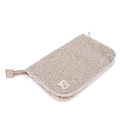 Estojo bege retangular em tecido com fecho