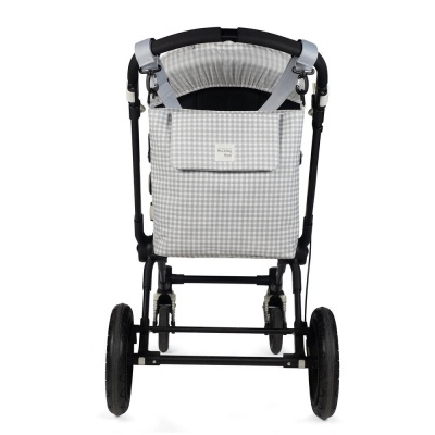 Carrinho de bebé cinza quadriculado visto de trás
