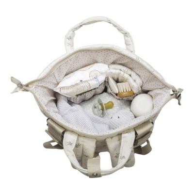 Bolsa de bebé aberta com fraldas, chupeta e escova dentro