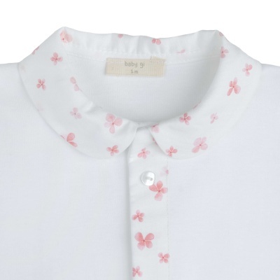 Roupão branco para bebé com flores cor-de-rosa no colarinho e botões brancos