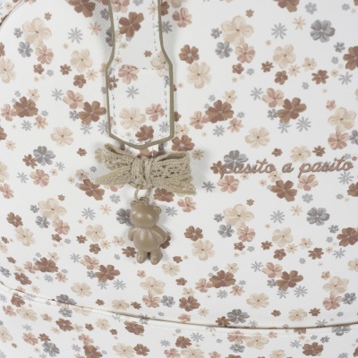Mochila branca com padrão de flores castanho e cinza com pendente e texto bordado