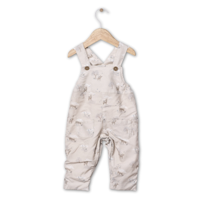 Macacão infantil bege com padrões de animais e árvores, alças com botões, em cabide de madeira