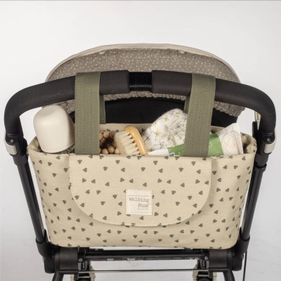 Organizador bege com corações pretos para carrinho de bebé cheio de artigos