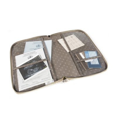 Pasta organizadora bege em tecido com documentos e cartões visíveis