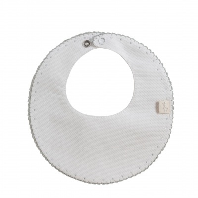 Babete piquê com pintas cinzentas